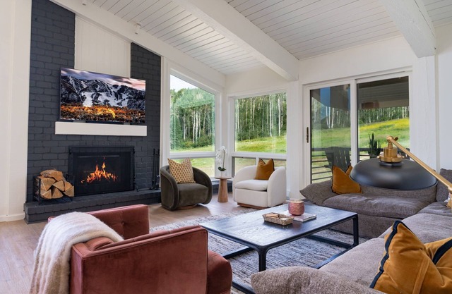 Luxury 4BR Ski-In/Out w/Pool, HotTub, Views!