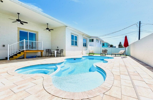 Luxury 5 bed, 3 ba, separate in-law suite, htd pool & SPA, mins walk to beach