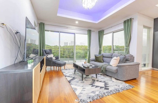 Luxury 5BD house w water view in Melrose Park