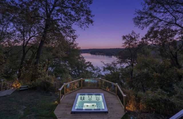 Luxury 5BR Hudson Retreat | Hot Tub & Sauna