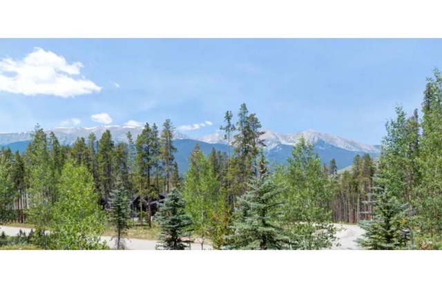 Luxury 6 Bedroom Home with View, 2 firepits, close to hiking trails and gondola