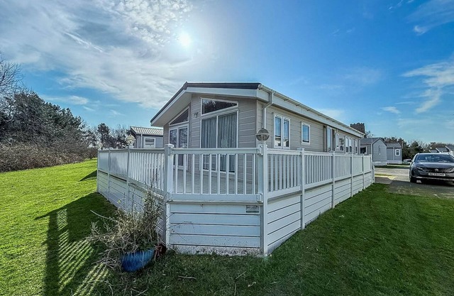Luxury 6 berth lodge with WiFi at Broadland Sands in Suffolk ref 20011CV