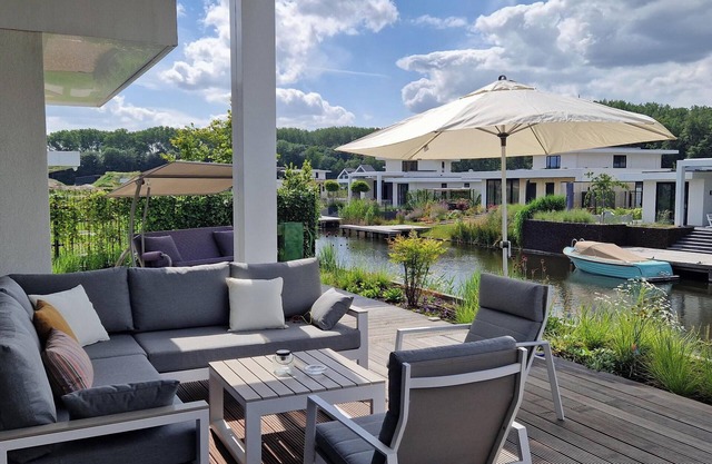 Luxury 6-person villa on the water with private swimming jetty, outdoor shower, sup board and spacious terrace with barbecue and lounge set. Perfect for a relaxing holiday!