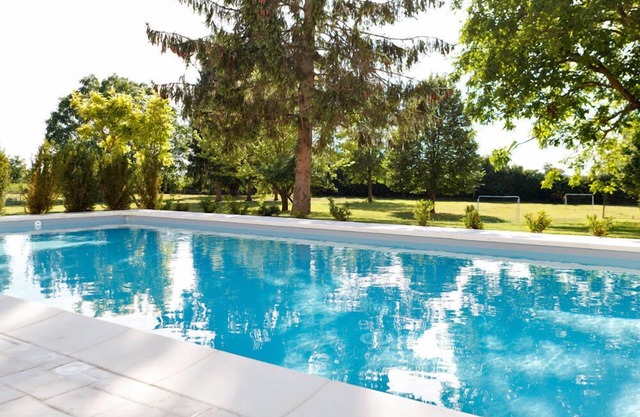 Luxury. 6 suites, heated pool, sauna, hammam, fitness.