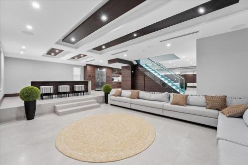 Luxury 6BR Estate with Heated Pool and Huge Parking