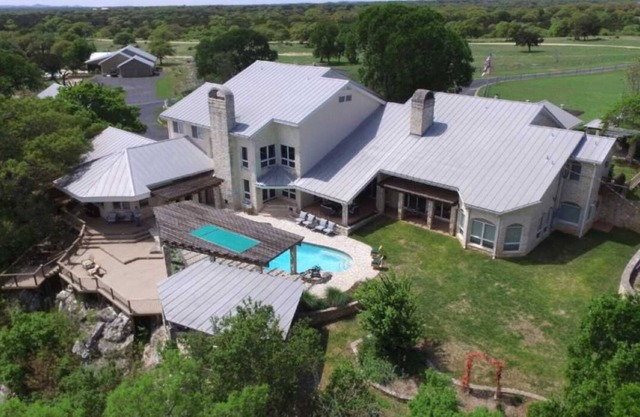 Luxury 7 bedroom-8 bath 10,000+ SF Ranch Lodge in Texas Hill Country -16 guests