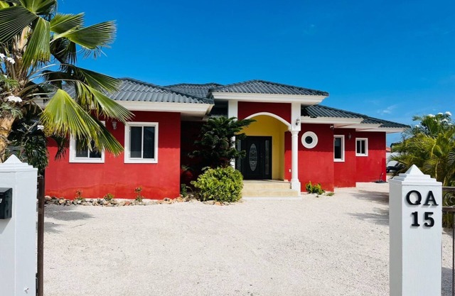 LUXURY 9 PERSON VILLA WITH PRIVATE POOL VERY CENTRALLY LOCATED ON DUSHI CURAÇAO