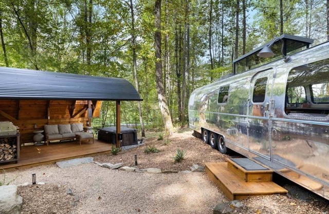 Luxury Airstream W/Bathtub, River & Hot Tub