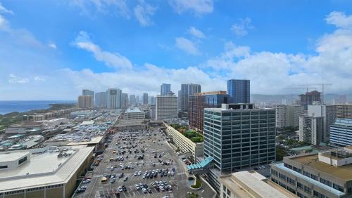 Luxury Ala Moana Resort 25th floor with balcony
