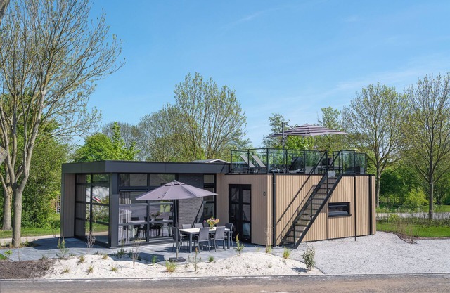 Luxury and space for 6 people: this villa has three bedrooms, two bathrooms, and a sunny roof patio to relax.