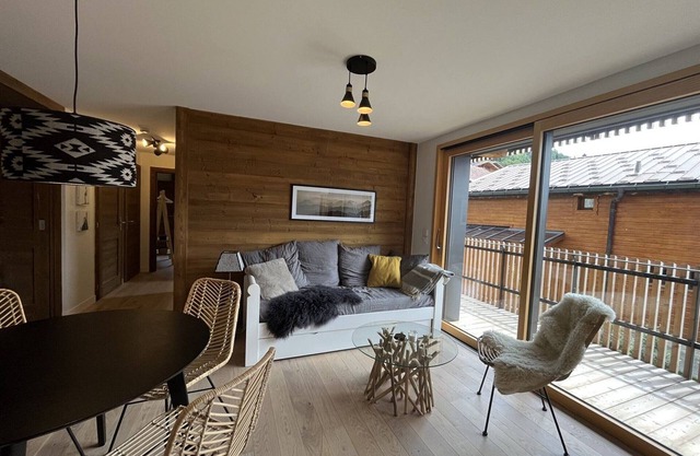Luxury Apartment - Ski-In/Ski-Out, Village Center, 2 Bed, Terrace, Parking, WiFi, Sleeps 4
