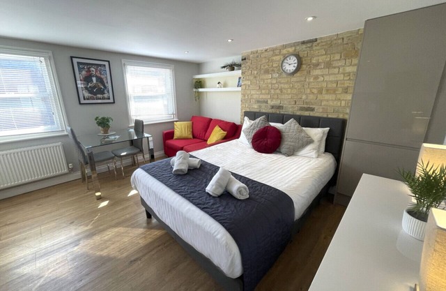 Luxury Apartment Central Cambridge King-size bed