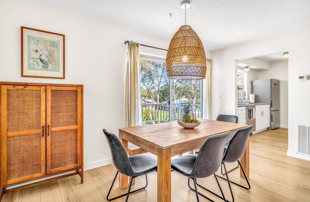 Luxury Apartment Close to Beach with Heated Pool