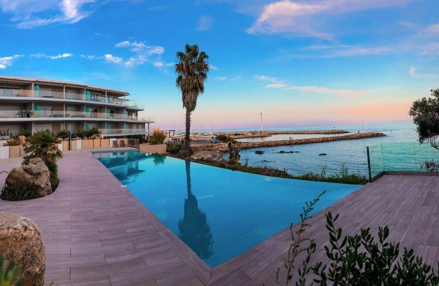 Luxury apartment with stunning sea views