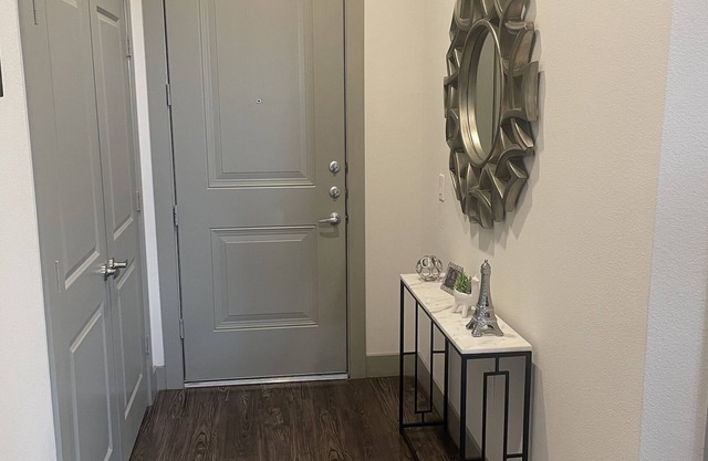 Luxury Apartment in quiet neighborhood with free parking