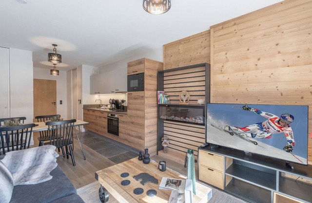 Luxury Apartment Near Ski Slopes with Parking and Wifi