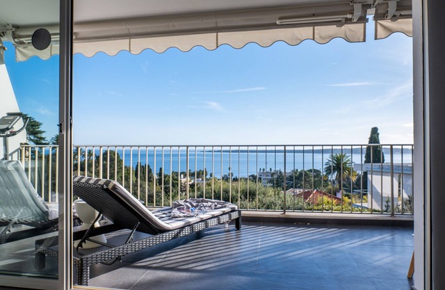 Luxury Apartment, Sea View, close to City Center