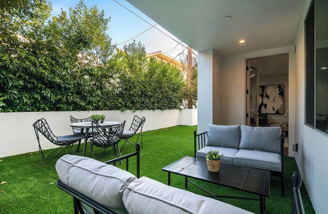 Luxury apartment w/Private Backyard, near The Grove, Beverly Center!