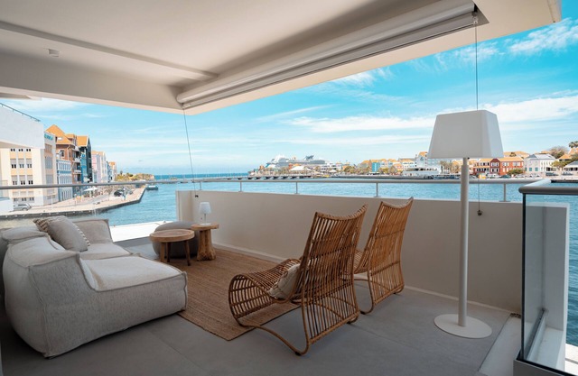 Luxury apartment with spectacular view over the sea, Handelskade, historic city