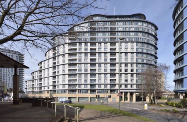 Luxury Apartment with Gym Sauna 24 Concierge Woking , 23 minutes to Waterloo