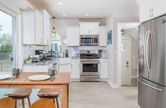Luxury Appleton Home: 4 Bedrooms, BBQ & Free Parking
