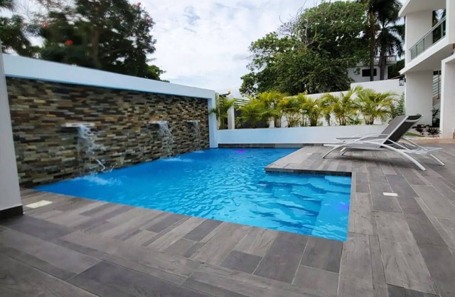 Luxury Apt w/Pool 5-min Walk to Beach & Ocean World
