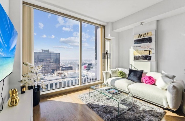 Luxury apt with stunning view,Free parking,Gym, pool, hot tube