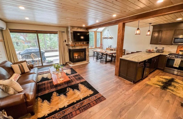 Luxury Attitash Mountainside Home, Rivers + Mtns!