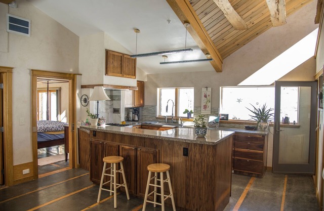 Luxury Award Winning Secluded Mountain Home 80 Acres Hot Tub w/Pro Kitchen