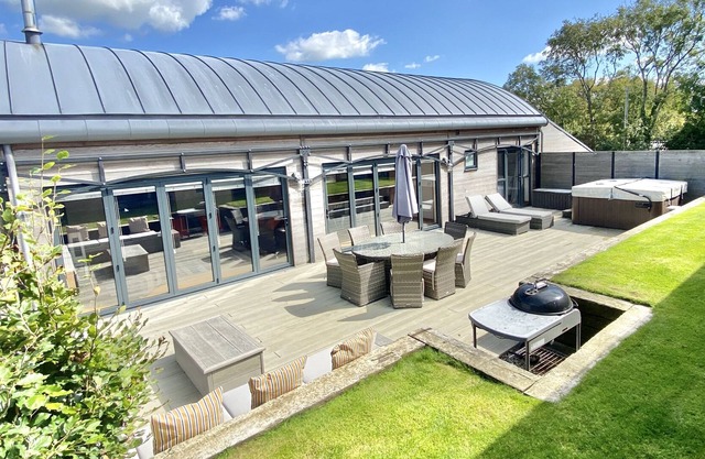 Luxury barn with hot tub that sleeps 8 guests in 4 ensuite bedrooms