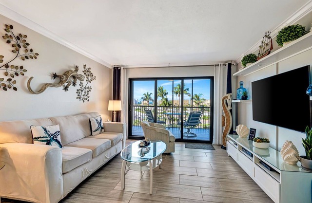 Luxury Bayside Condo – Pool, Tennis & Marina