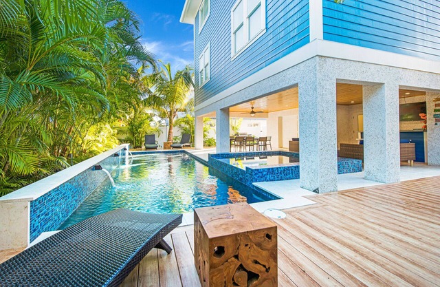 Luxury Beach Retreat: Rooftop Views, Pool and Spa