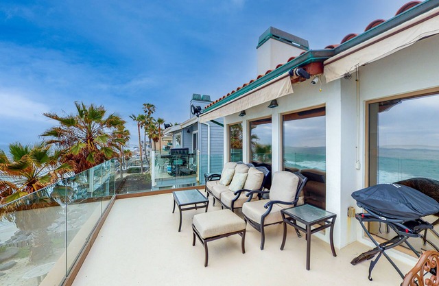 Luxury Beachfront Getaway: Stylish Home with Balcony, Firepit & Ocean Views