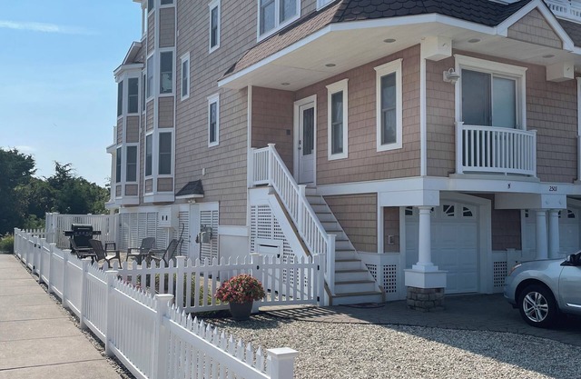 Luxury Beachfront, Spectacular ocean and bay views. Elevator