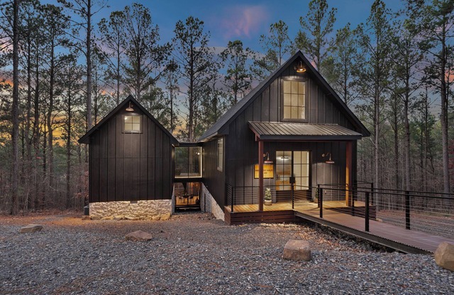 Luxury Broken Bow Cabin w/Hot Tub on 3 Acres!
