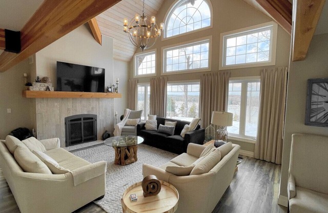 Luxury Lakefront: Captivating Vistas on Jack Lake