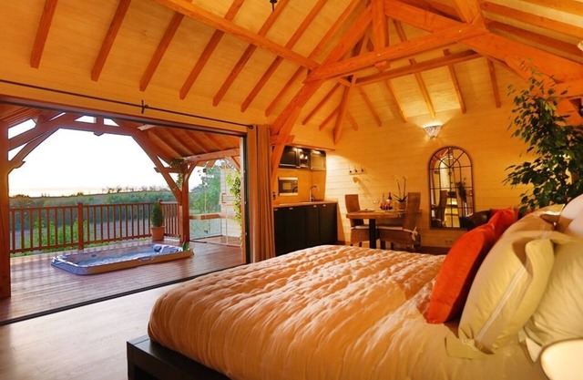 Luxury Cabane with Jacuzzi and Private Sauna