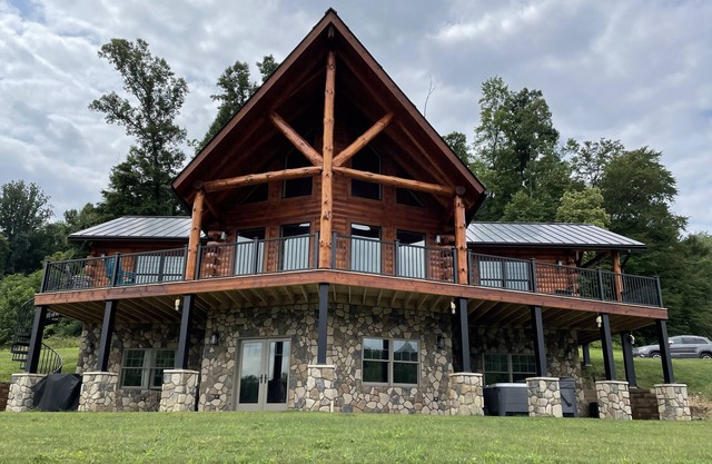 Luxury Cabin in the Hocking Hills on 10 private acres
