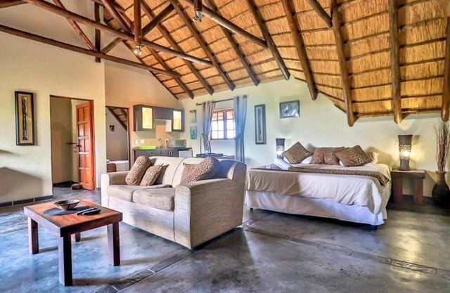 Luxury chalet 12 mi from the Crocodile Bridge Gate of the Kruger National Park!