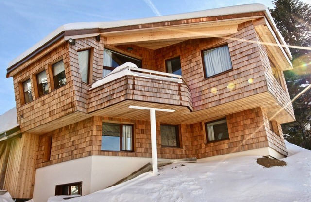 Luxury chalet for 12, sauna, fireplace, included services