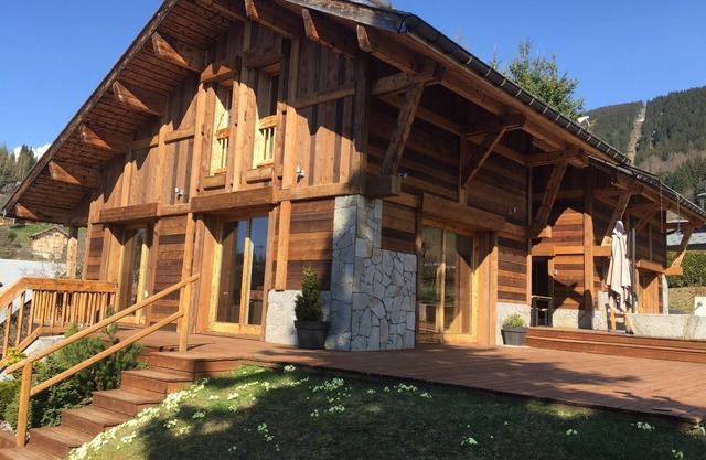 Luxury Chalet with Large Jacuzzi - Close to the Village - Family-friendly