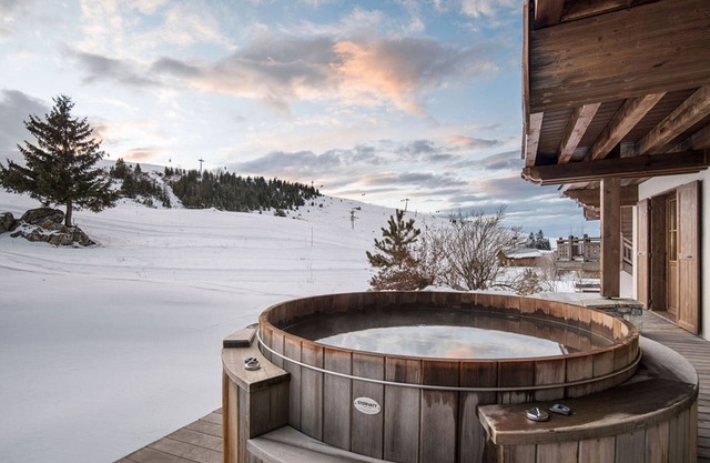 Luxury chalet with sauna and jacuzzi, direct access to the slopes
