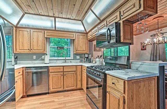 Luxury Clayton Cabin w/Expansive Deck & Grill!