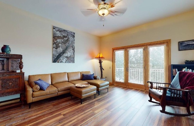 Luxury Condo | Close to Lifts | The Grande 117