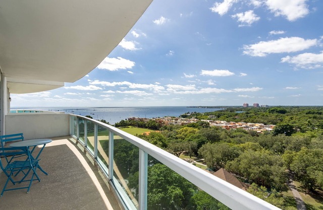 Luxury Condo @ Hotel Arya Coconut Grove - BAY VIEW/POOL/GYM/SAUNA/FREE PARKING!