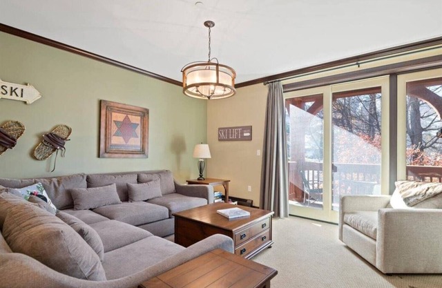 LUXURY CONDO l 3BED 3BATH l FALL FOLIAGE l YEAR ROUND POOL & HOT TUB