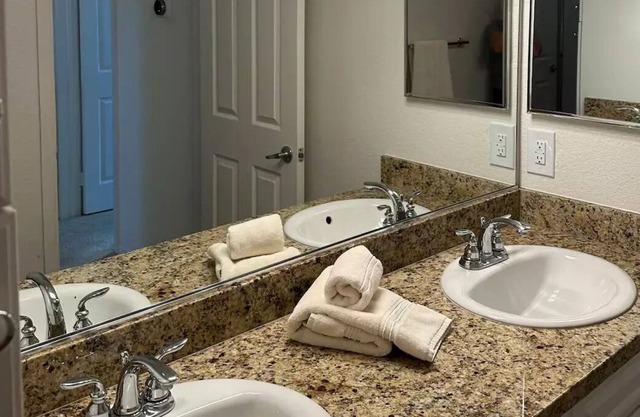 Luxury Condo - minutes to Beach and 5 star restaurants/shopping- Newport Beach