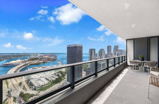 Luxury Condo near Bayside Marketplace