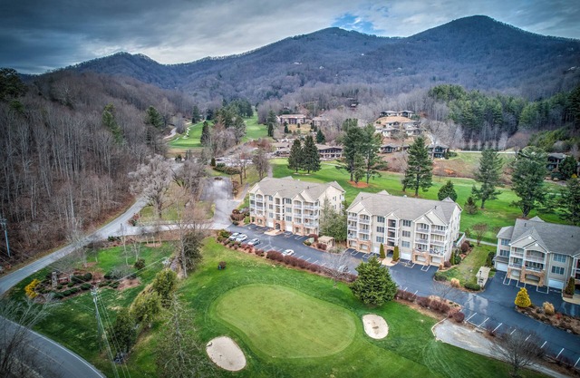 Luxury Condo on 8th Green of Golf Course -Mountain Views and Private Garage