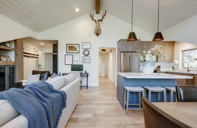 Luxury Condo & Professional Design, Free Shuttle & Hot Tub + Walk to Ski Lift!